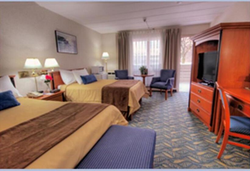 带2个双人床的标准工作室, Travelodge By Wyndham Niagara Falls At The Falls