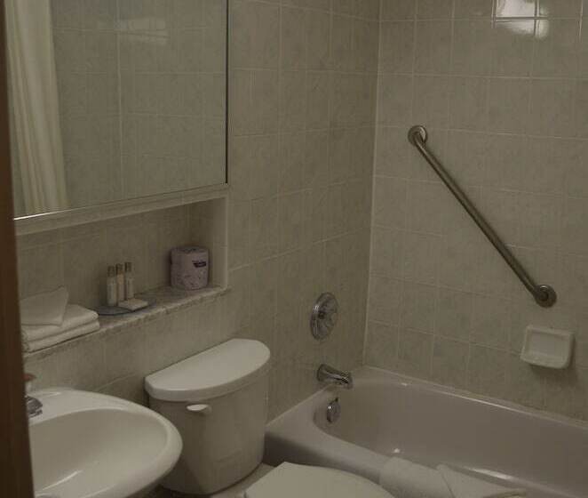 带2个双人床的标准工作室, Travelodge By Wyndham Niagara Falls At The Falls