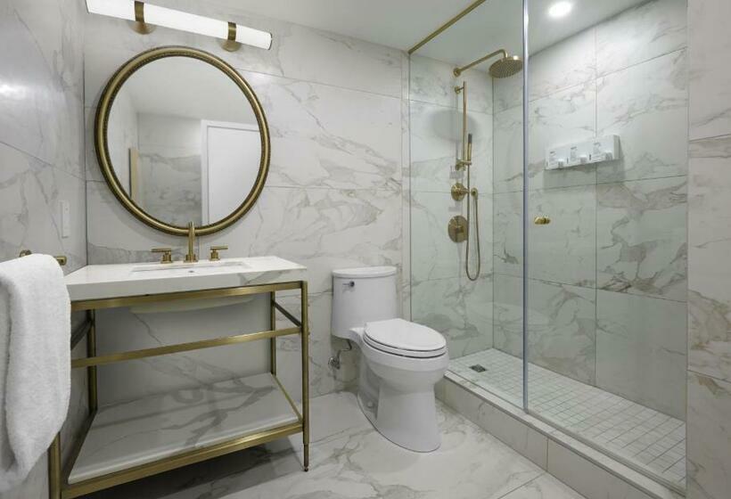 استودیوی لوکس, Pantages Hotel Toronto Centre