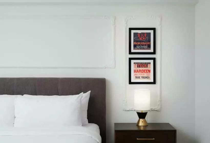 استودیوی لوکس, Pantages Hotel Toronto Centre