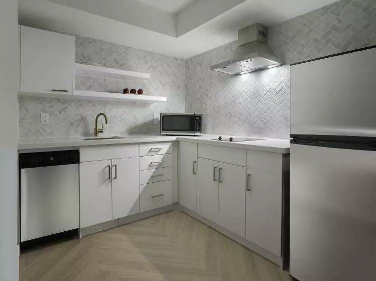 استودیوی لوکس, Pantages Hotel Toronto Centre