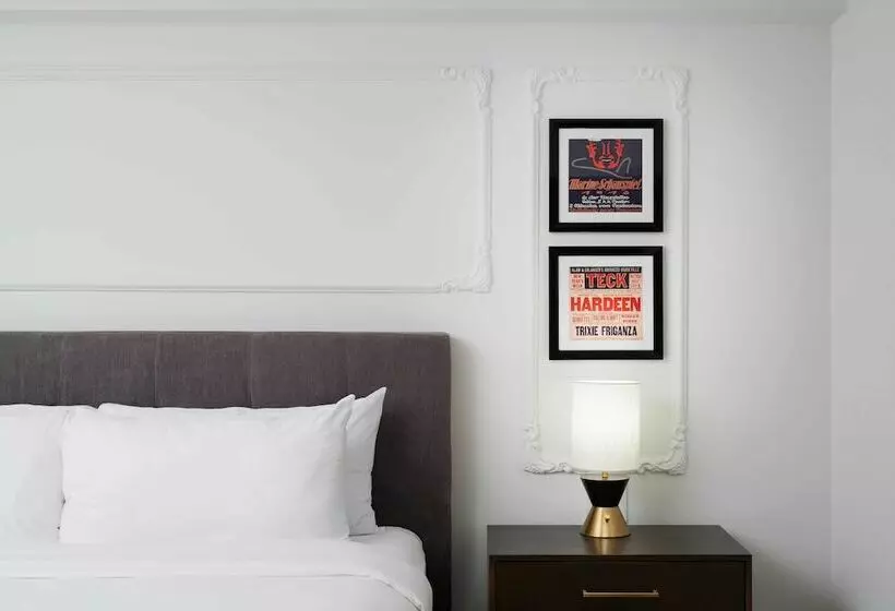 استودیوی لوکس, Pantages Hotel Toronto Centre