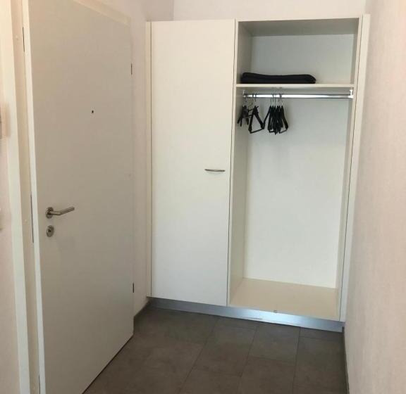 דירת חדר, Hippel Krone