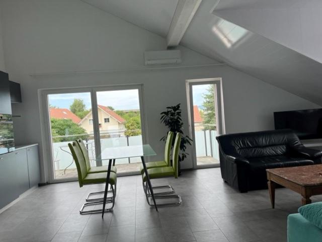 דירת חדר, Hippel Krone