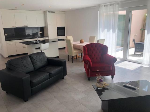 דירת חדר, Hippel Krone