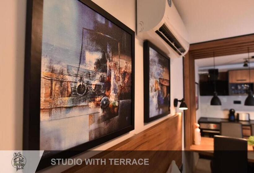 استودیوی استاندارد, Old City House