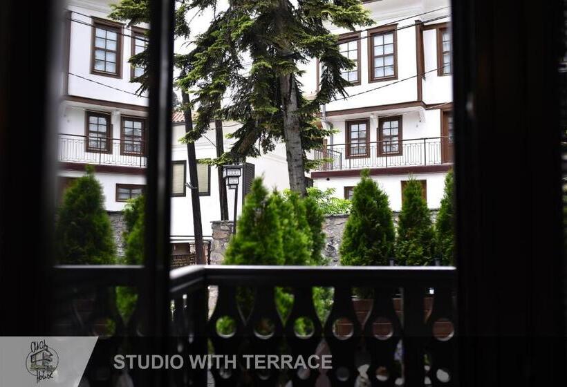 استودیوی استاندارد, Old City House