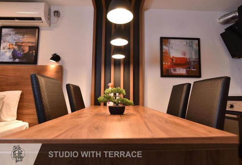 استودیوی استاندارد, Old City House