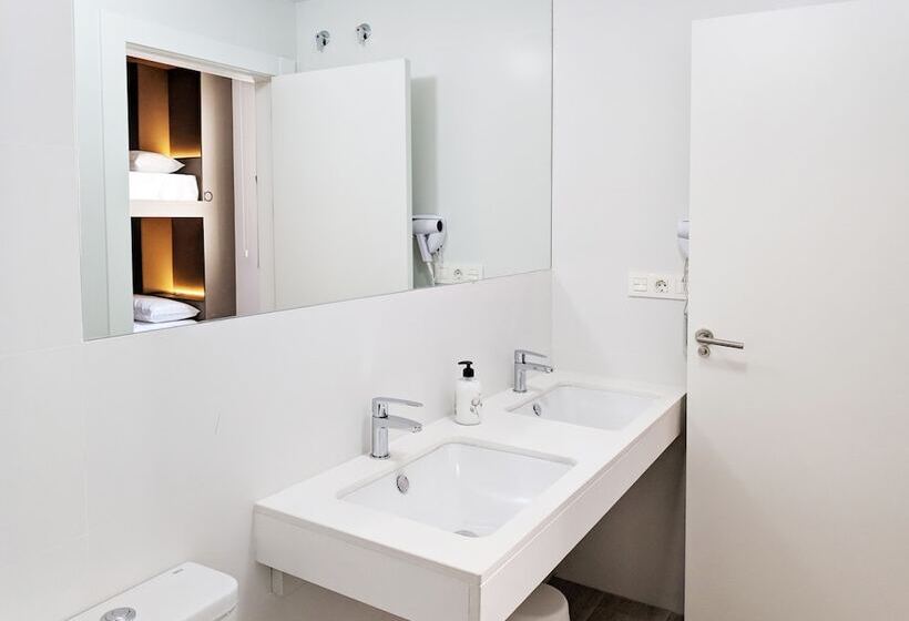 تختخواب در اتاق مشترک, Broz Hostel