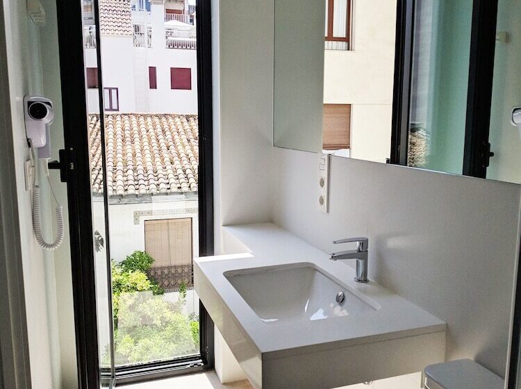 تختخواب در اتاق مشترک, Broz Hostel