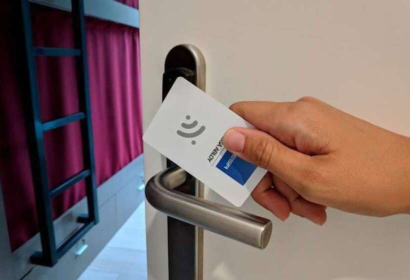 تختخواب در اتاق مشترک, Broz Hostel