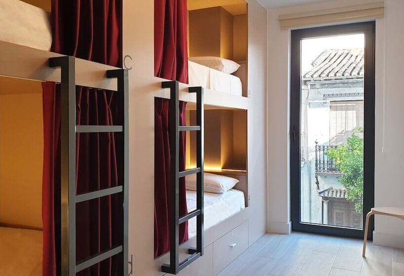 تختخواب در اتاق مشترک, Broz Hostel