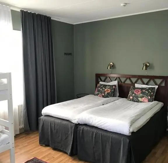 اتاق استاندارد چهارنفره با سرویس بهداشتی مشترک, Vandrarhemmet östergatan