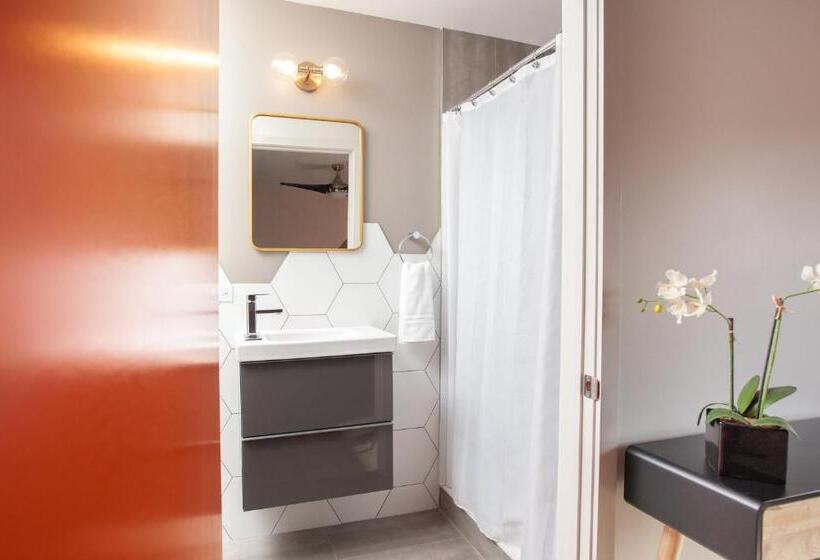 غرفة قياسية سرير كينج, 4411 Inn & Suites