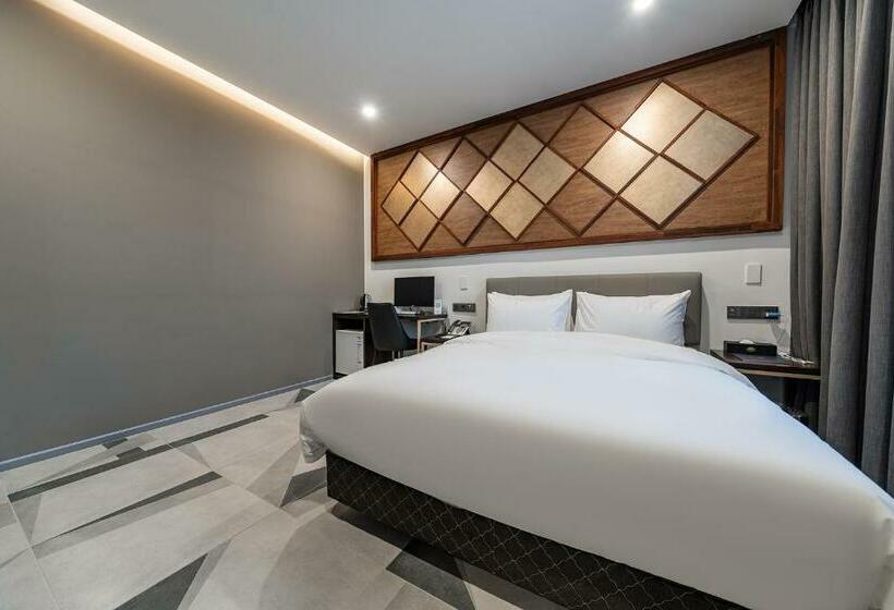 اتاق استاندارد, Ru136