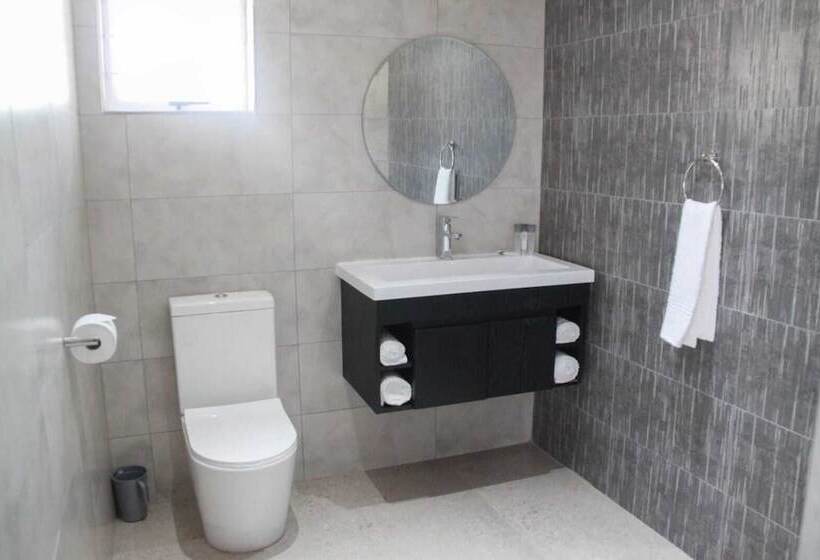 סוויטה משפחתית, The Cato Suites