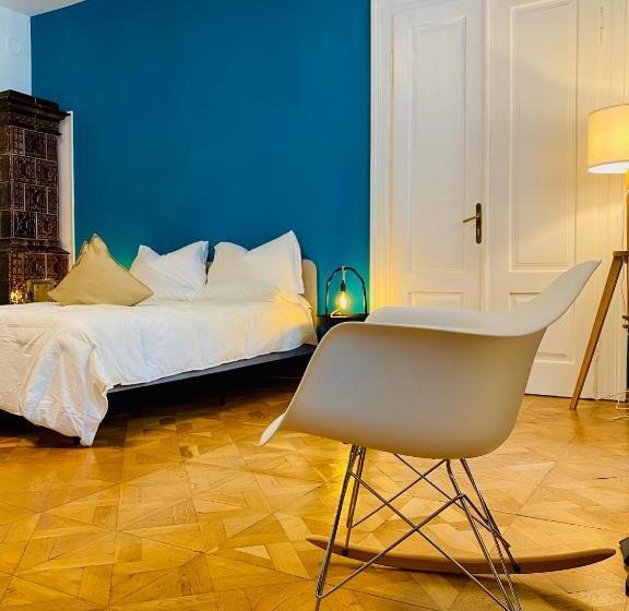 اتاق لوکس, Crops City Stay