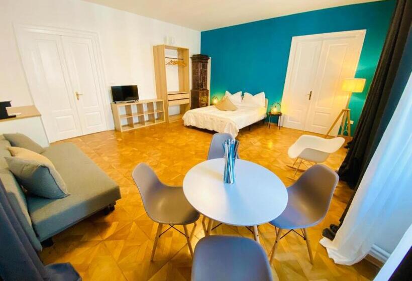 اتاق لوکس, Crops City Stay