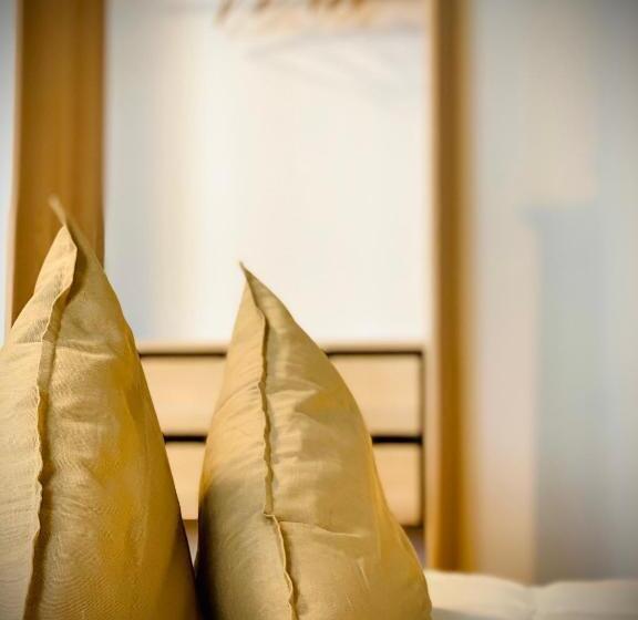 اتاق لوکس, Crops City Stay