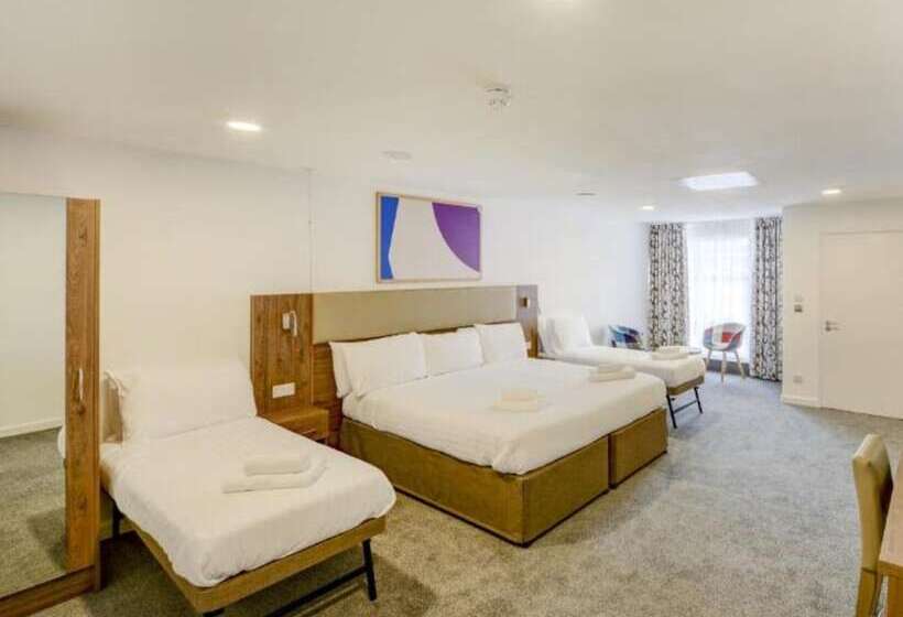 اتاق استاندارد سه نفره, Plymouth Central