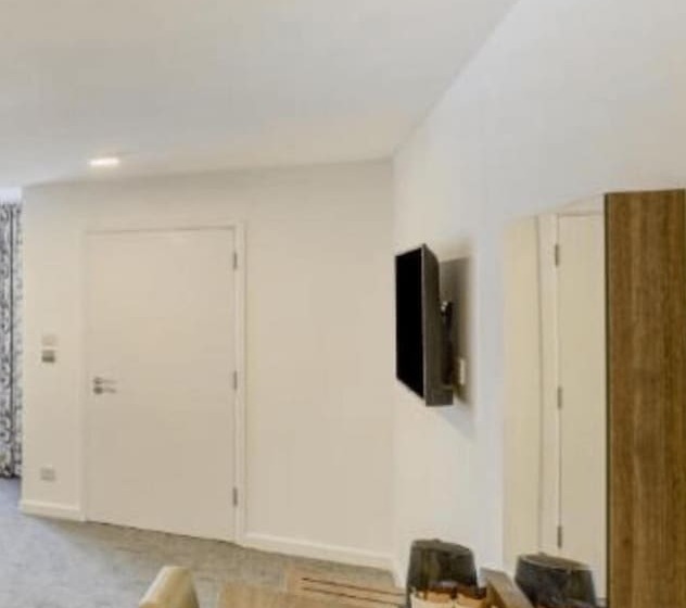 اتاق استاندارد سه نفره, Plymouth Central