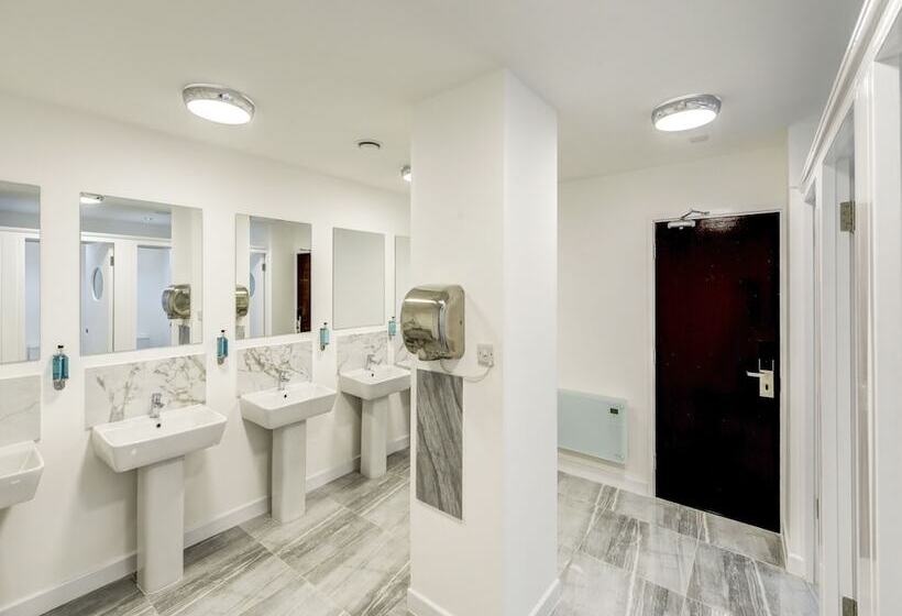 اتاق استاندارد سه نفره, Plymouth Central