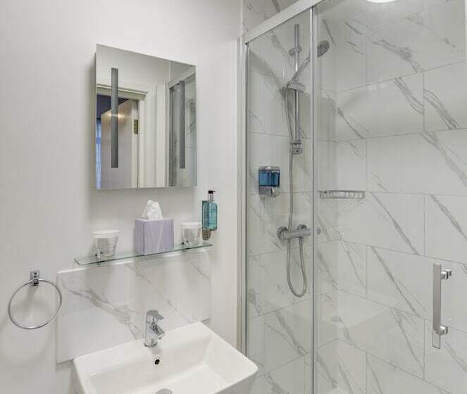 اتاق استاندارد, Plymouth Central