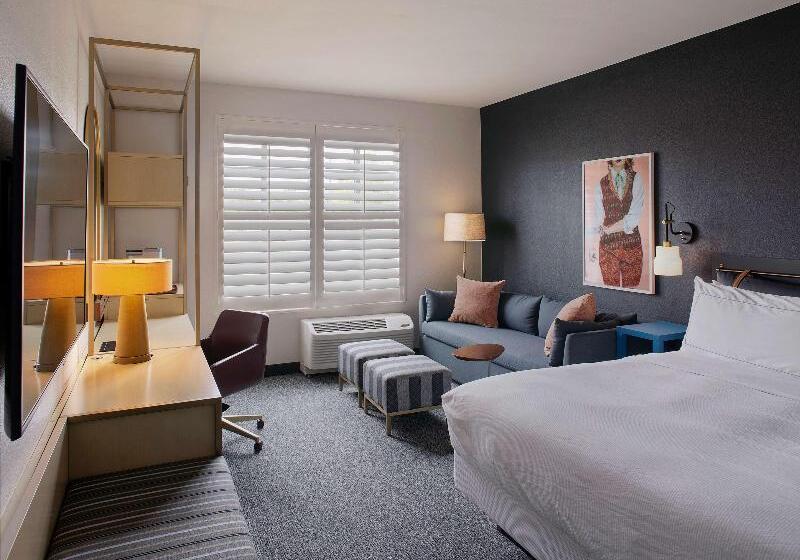 اتاق استاندارد با تخت بزرگ, The Haywood El Dorado, Tapestry Collection By Hilton