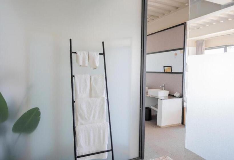 패밀리 룸, 1979 Treeinn