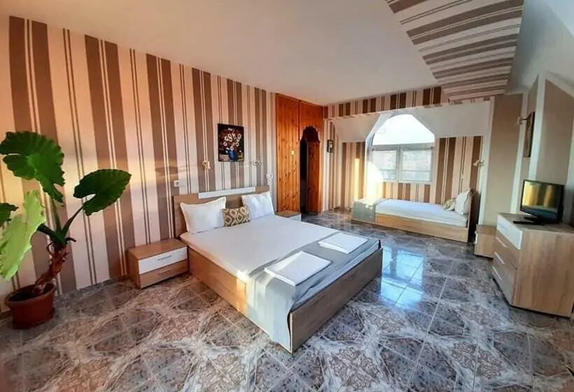اتاق استاندارد سه نفره, Art Villa Rozalia