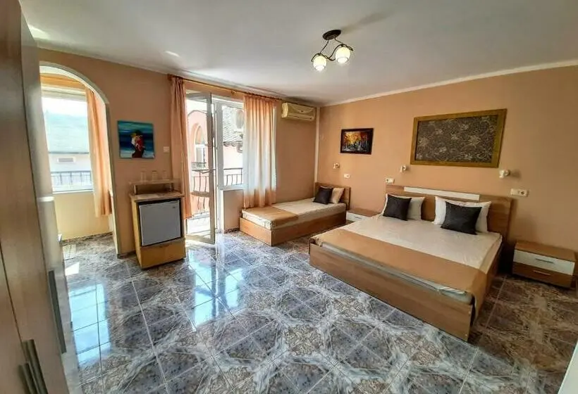 اتاق استاندارد سه نفره, Art Villa Rozalia
