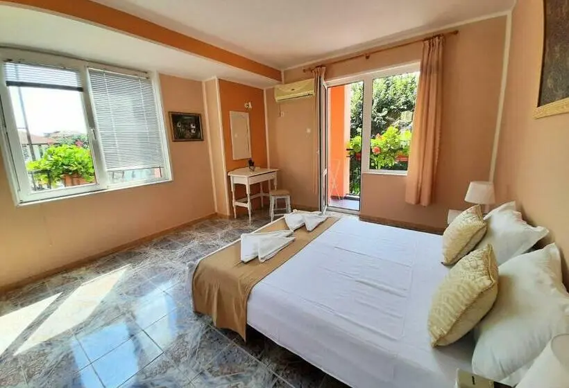 اتاق استاندارد سه نفره, Art Villa Rozalia