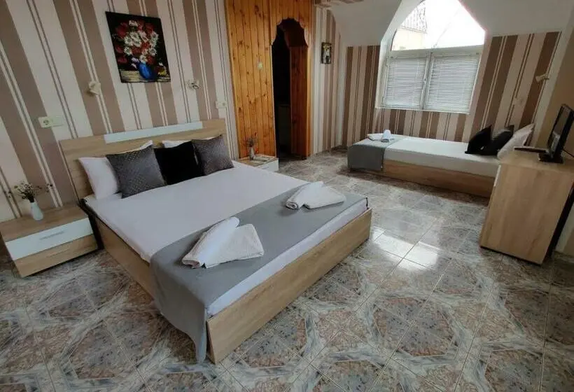 اتاق استاندارد سه نفره, Art Villa Rozalia