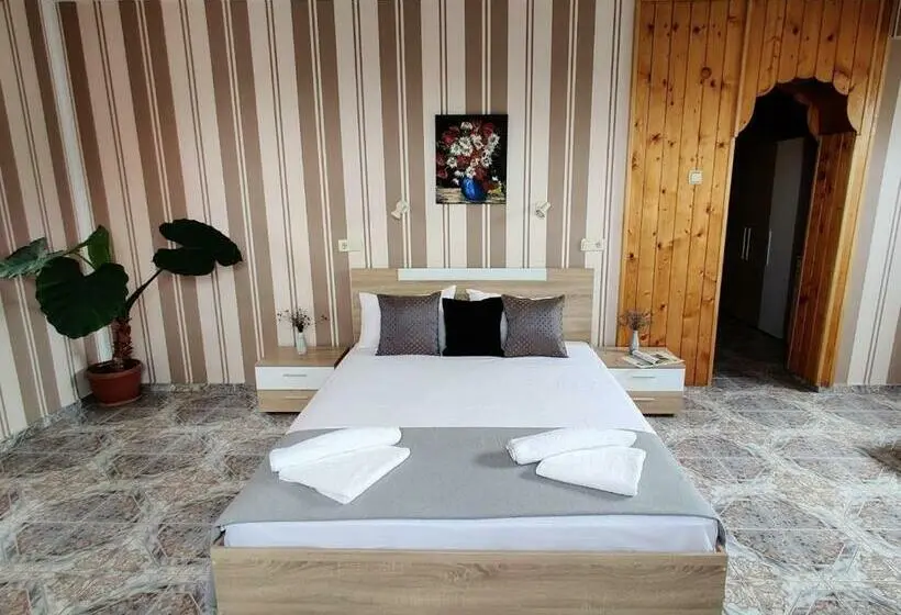 اتاق استاندارد سه نفره, Art Villa Rozalia
