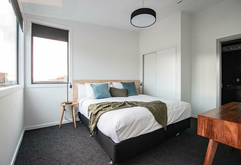 דירת חדר, Change Overnight