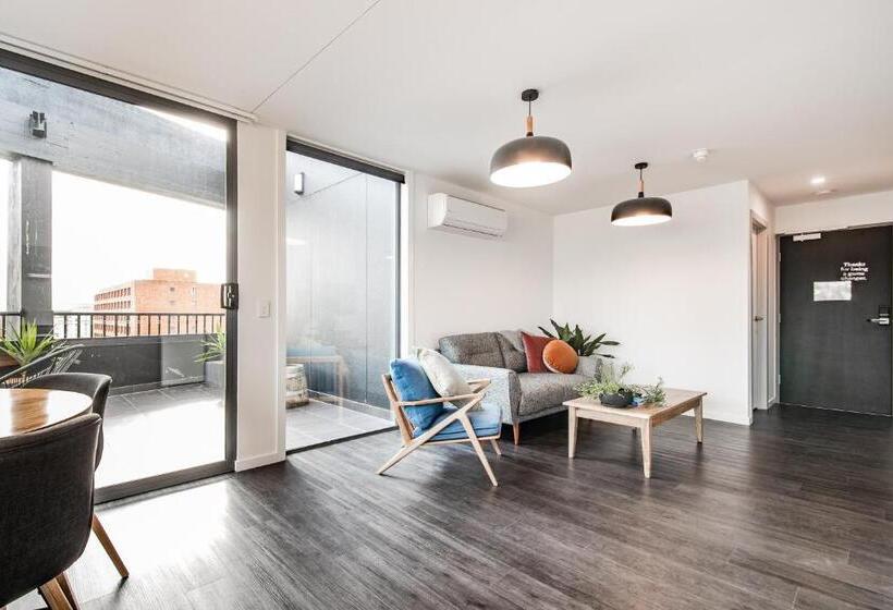 דירת חדר, Change Overnight