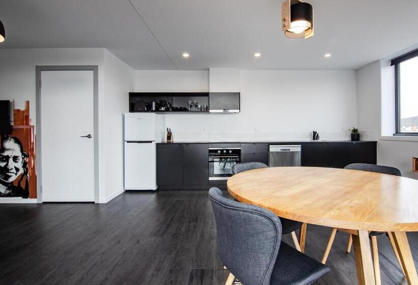 דירת חדר, Change Overnight