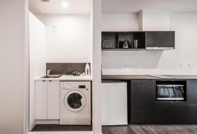 חדר סטודיו סטנדרד, Change Overnight