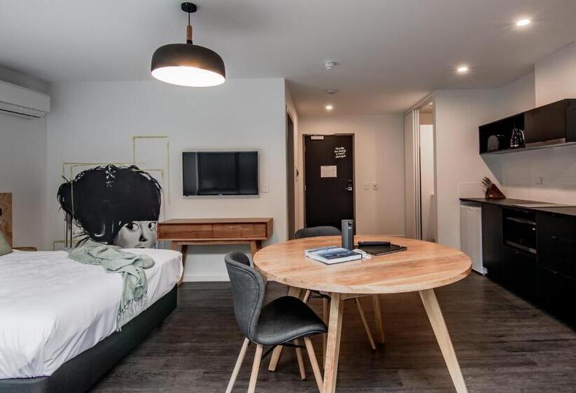 חדר סטודיו סטנדרד, Change Overnight