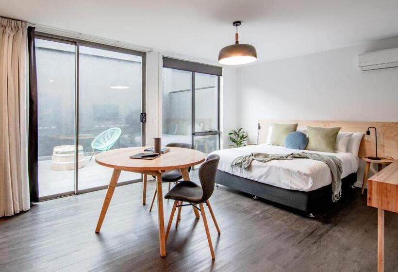 חדר סטודיו סטנדרד, Change Overnight