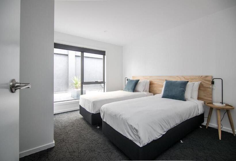 דירת שלושה חדרים, Change Overnight