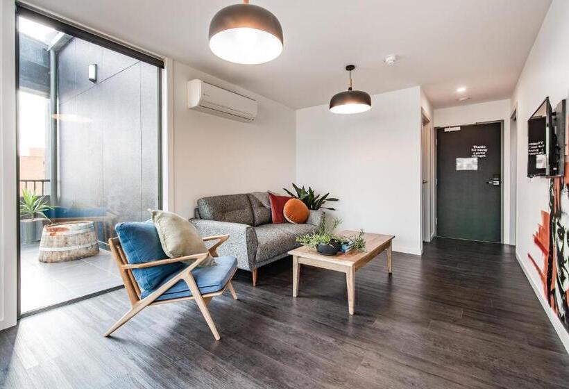 דירת חדר, Change Overnight