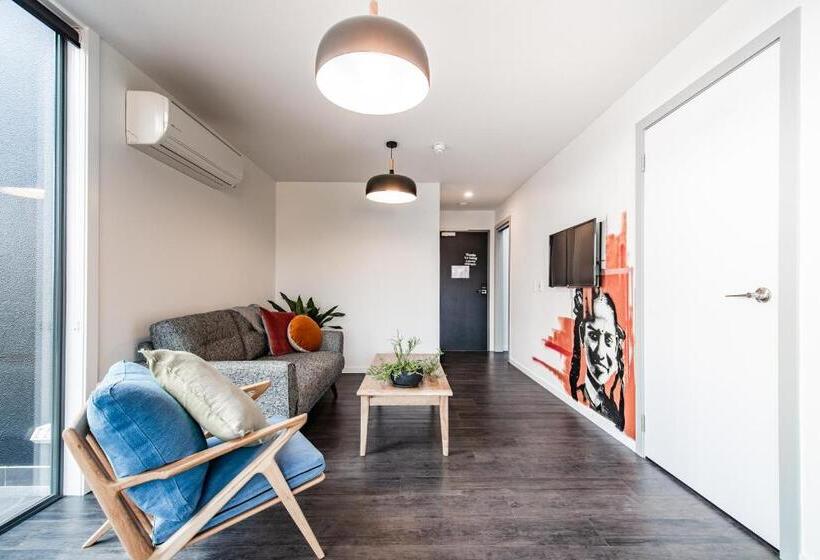 דירת חדר, Change Overnight