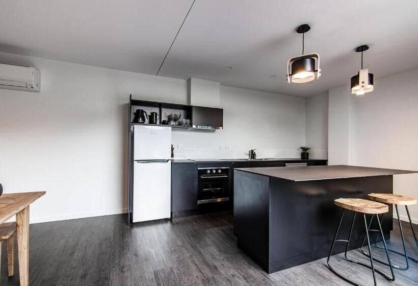 דירת שני חדרים, Change Overnight