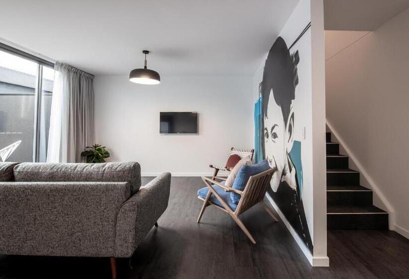 דירת שני חדרים, Change Overnight