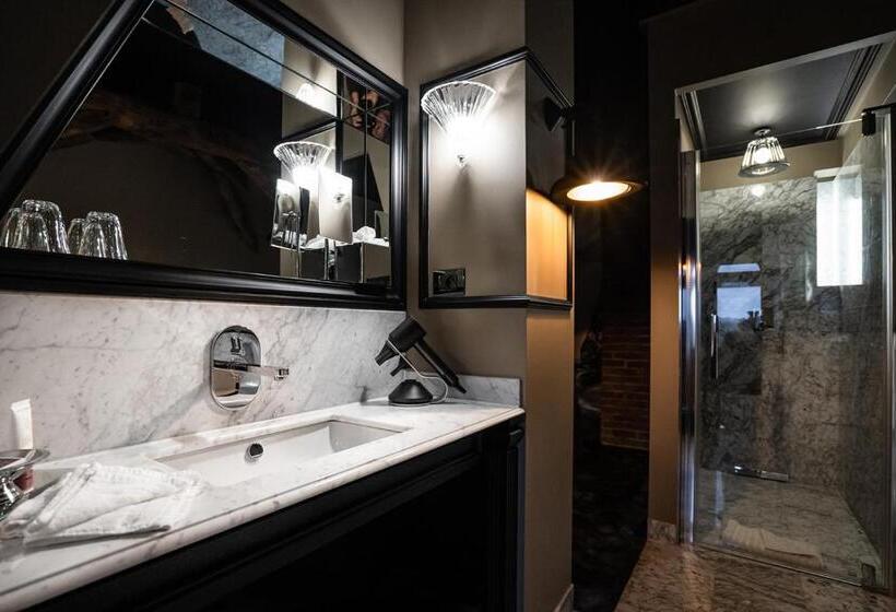 جناح برستيج, Château De Maubreuil