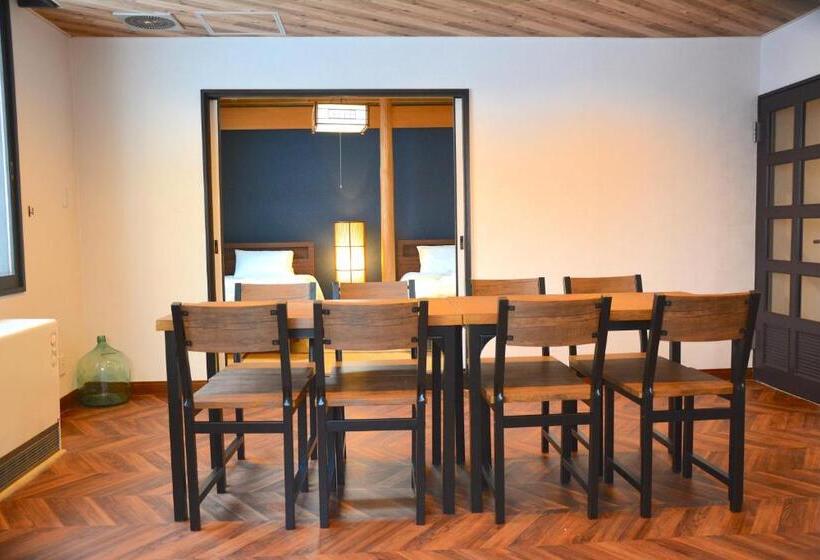 패밀리 룸, Economy Hotel Upashi