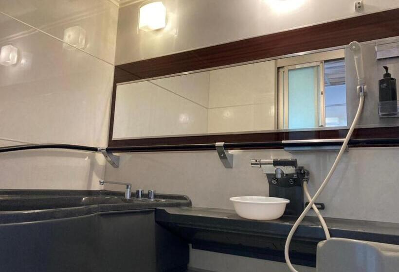 اتاق خانوادگی, Economy Hotel Upashi