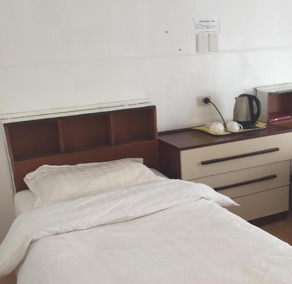 标准单人间, Meekatharra