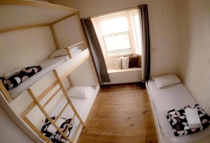 ルームシェアのワンベッド, Bunk Inn Hostel